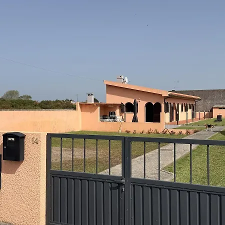 Dom wakacyjny Casa Peixinho - 2 Bedrooms, Garden & Bbq Near São Jacinto